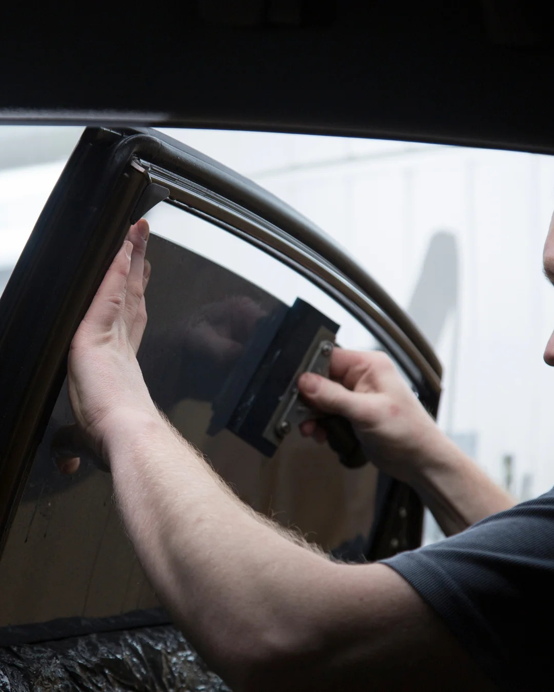 Montering av solfilm på bilruta – steg för steg DIY guide