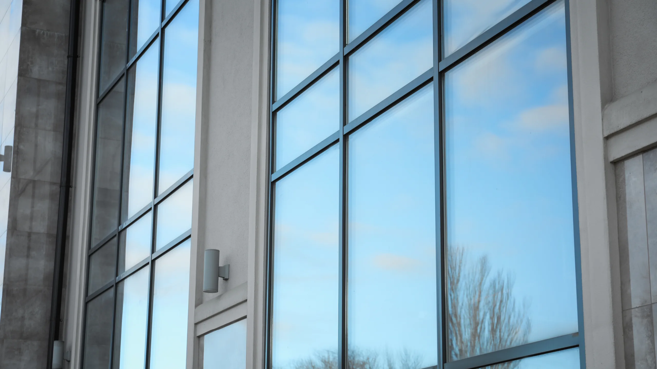 Fönsterfilm i Göteborg monterad på moderna kontor och bostäder